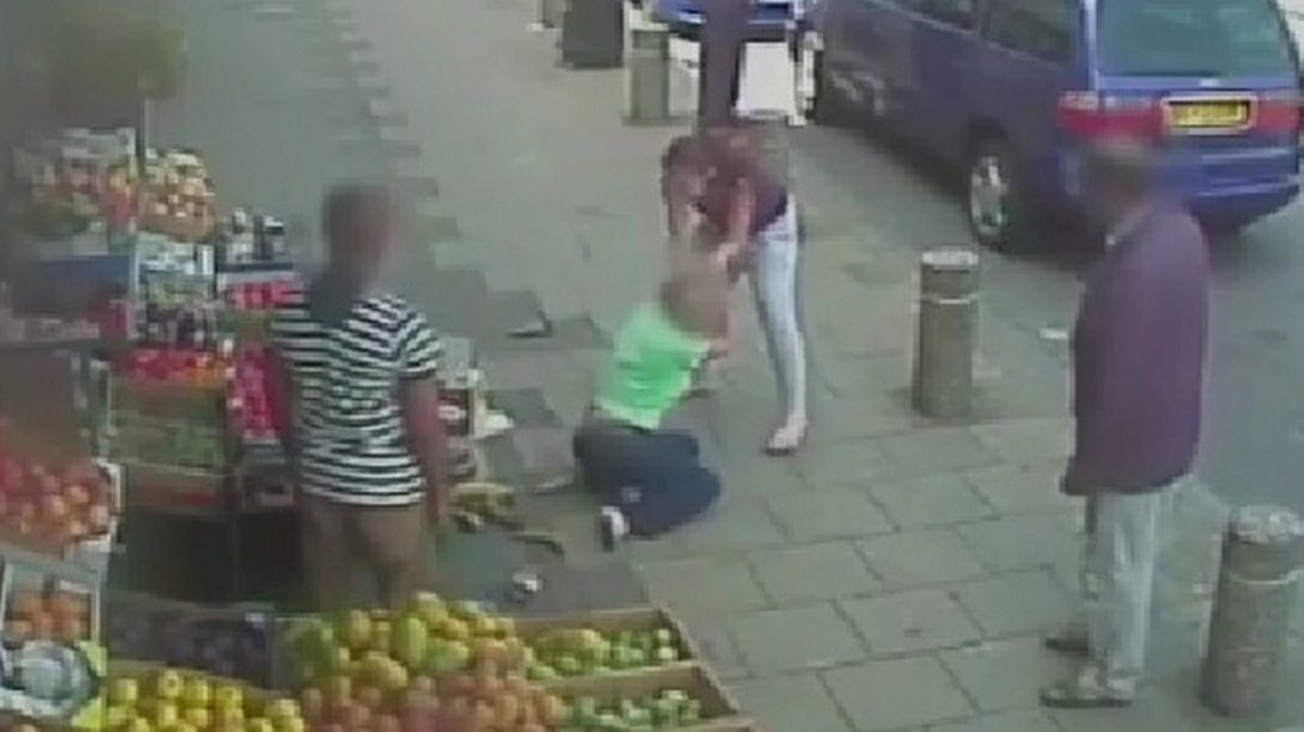Kvinnan får ett brutalt vredesutbrott efter att ha blivit ombedd att flytta bilen.